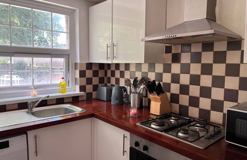 Peckham Apartment | Bright and Cosy space near amenities and travel