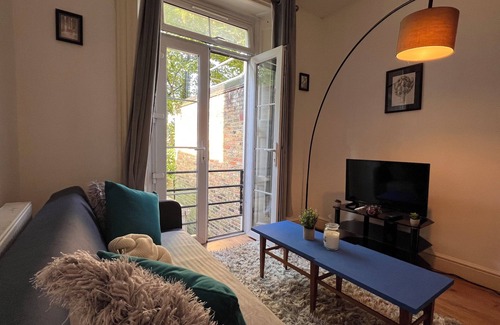 Peckham Apartment | Bright and Cosy space near amenities and travel