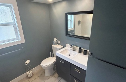 Kamloops House | Bright and Modern Daylight Suit. Pet Friendly