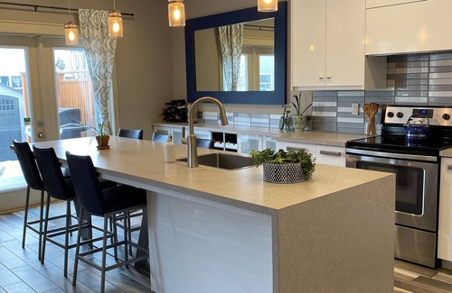 Cougar Ridge House | Bright and modern homen