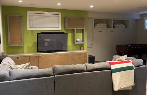 Cougar Ridge House | Bright and modern homen
