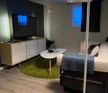 Kirkenes Apartment | Bright and pleasant basement apartment near downtown, Lys og trivelig kjellerleilighet i sentrumsnært