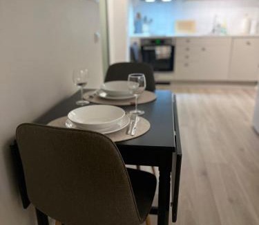 Kirkenes Apartment | Bright and pleasant basement apartment near downtown, Lys og trivelig kjellerleilighet i sentrumsnært