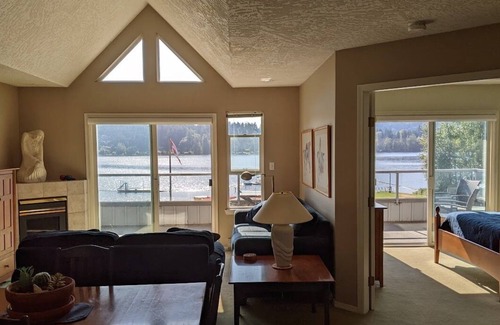 Shawnigan Lake Condo | Bright and spacious lakefront unit at Shawnigan Beach Resort