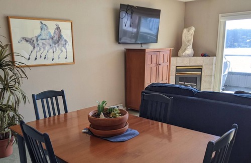 Shawnigan Lake Condo | Bright and spacious lakefront unit at Shawnigan Beach Resort