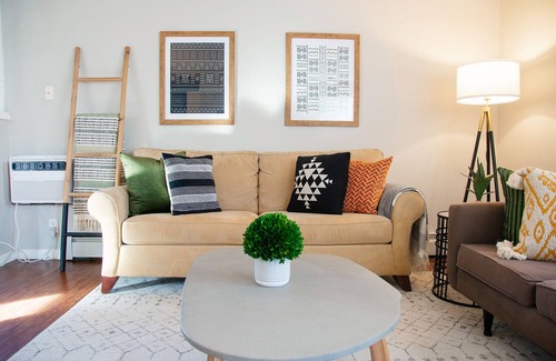 Aurora Condo | Bright and spacious 2-bedroom unit in North Aurora