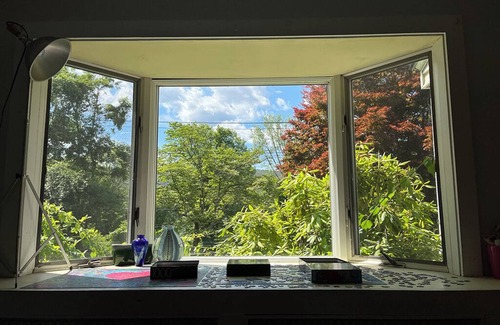 Kent House | Bright and Spacious 3-bedroom house with large patio and sprawling yard.