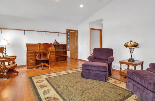 Bottineau House | Bright and Spacious Lakefront House
