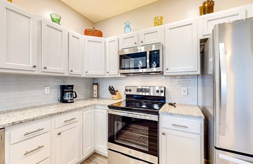 Rancho Vistoso Condo | Bright and spacious mountain-view home with pool/hot tub on-site, golfing nearby