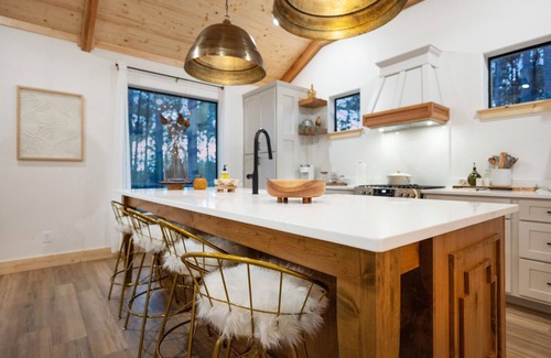 Pickens Cabin | Bright and stylish home with modern amenities