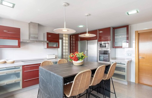 Cervantes Apartment | Bright Apartment with parking in Granada. Gongora