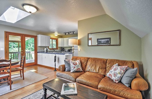 Banks Apartment | Bright Apt w/Deck < 12 Mi to Oregon Wine Country!