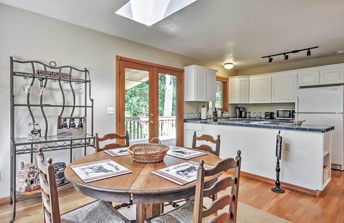 Banks Apartment | Bright Apt w/Deck < 12 Mi to Oregon Wine Country!