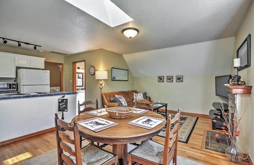 Banks Apartment | Bright Apt w/Deck < 12 Mi to Oregon Wine Country!