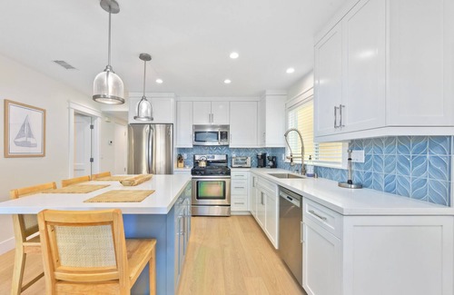 Balboa Peninsula Condo | Bright & Beachy Lower Unit – Steps to Balboa Pier