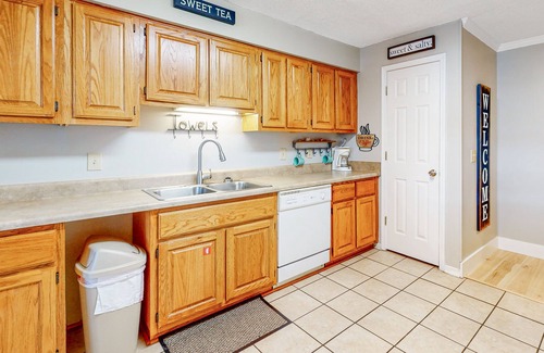 Gulf Shores Condo | Bright & Beautiful Condo with Shared Pool, Boat & Fishing Pier, Balcony, AC