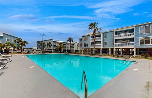 Gulf Shores Condo | Bright & Beautiful Condo with Shared Pool, Boat & Fishing Pier, Balcony, AC