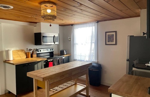 Lanesborough Apartment | Bright Boho Apt in 18th c Berkshire Farmhouse