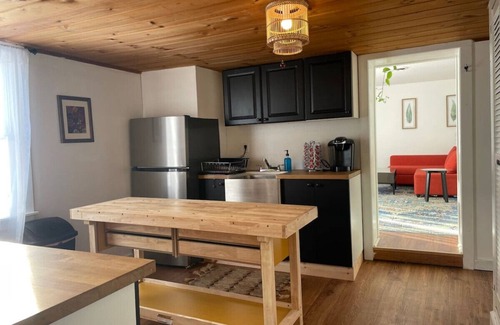 Lanesborough Apartment | Bright Boho Apt in 18th c Berkshire Farmhouse