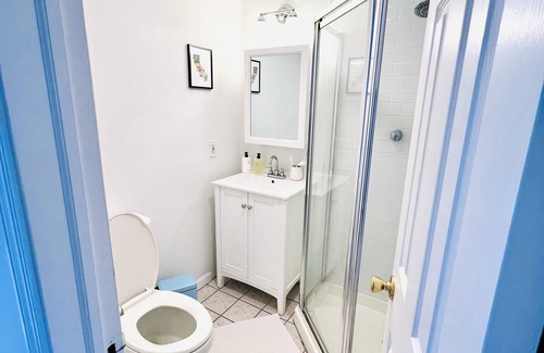 Culloden Shores Cottage | Bright, charming cottage with 3 bedrooms and WiFi near sound beach