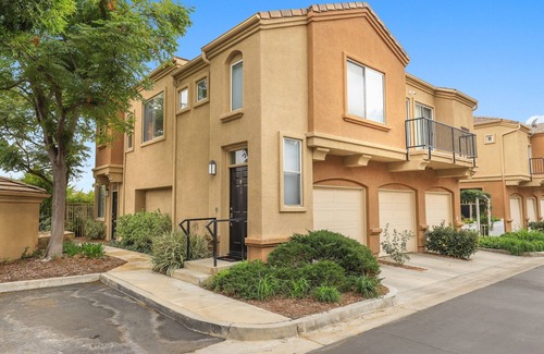 Valencia House | Bright & Charming Furnished 2BR/2BA Townhome