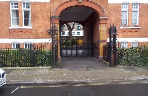 West Kensington Apartment | Bright, cheerful, comfortable 2-bedroom Kensington Flat