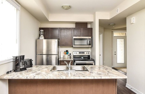 Beamsville Condo | Bright Corner Townhouse Downtown Beamsville