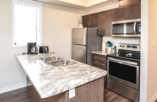 Beamsville Condo | Bright Corner Townhouse Downtown Beamsville