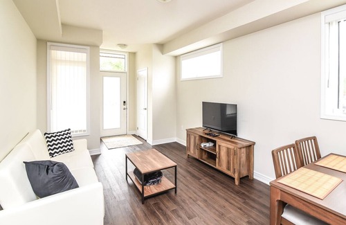 Beamsville Condo | Bright Corner Townhouse Downtown Beamsville