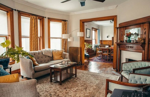 Niagara Falls House | Bright, Cozy, Artistic Victorian. Walking distance to Downtown and The Falls!