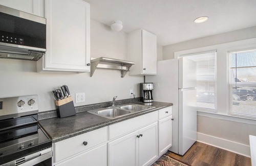 Kalamazoo Apartment | Bright & Cozy Retreat Private Entrance, Pets Welcome, Near Downtown Kalamazoo!