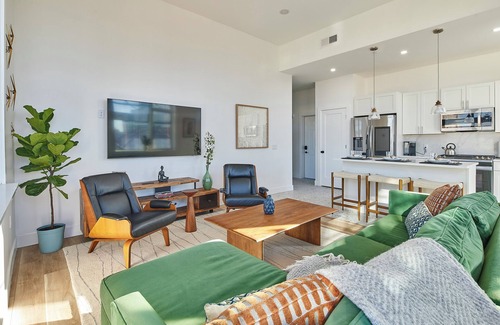 Hoboken Apartment | Bright Designer Loft – steps from PATH to NYC