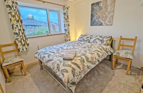 Bromley Cross House | Bright Double Room, Smart TV, 5 Minute Walk from Train Station