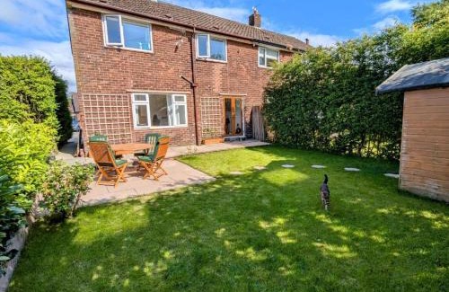 Bromley Cross House | Bright Double Room, Smart TV, 5 Minute Walk from Train Station