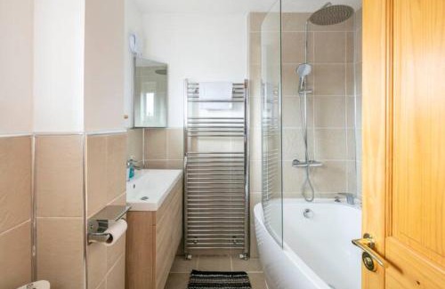 Bromley Cross House | Bright Double Room, Smart TV, 5 Minute Walk from Train Station