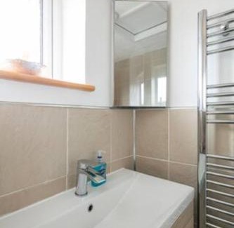 Bromley Cross House | Bright Double Room, Smart TV, 5 Minute Walk from Train Station