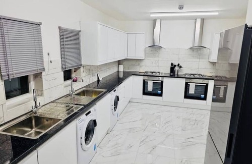 Ponders End Apartment | Bright En-suite Double Room