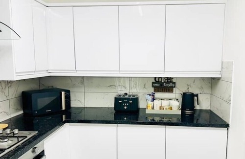 Ponders End Apartment | Bright En-suite Double Room