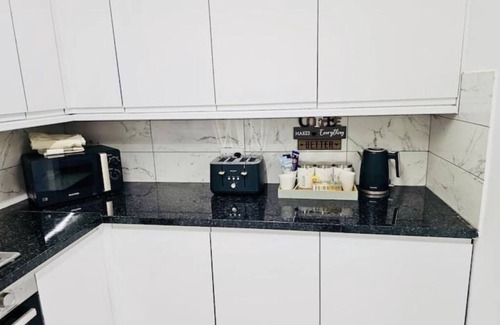 Ponders End Apartment | Bright En-suite Double Room