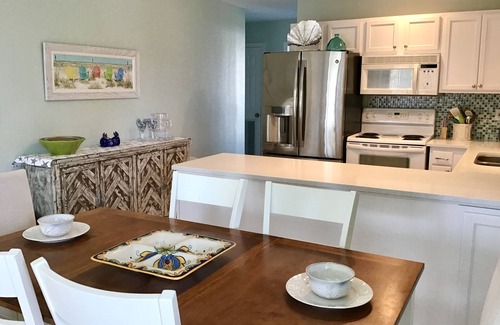 Port St. Joe House | Bright end unit w/screened porch. Gated, 2 pools + pickleball. Beach gear Incl.