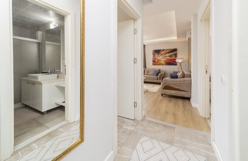 Antalya City Centre Apartment | Bright Flat w Balcony 15 min to Konyaalti Beach