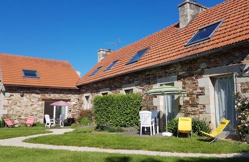 Lannion Apartment | Bright gîte with terrace and quiet garden
