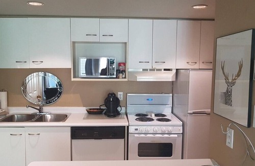 The Blue Mountains Apartment | Bright Hillside Studio Condo w/Mountain View, Full Kitchen & Private Patio