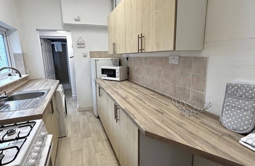 Stoke-on-Trent House | Bright Home From Home