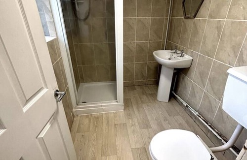 Stoke-on-Trent House | Bright Home From Home