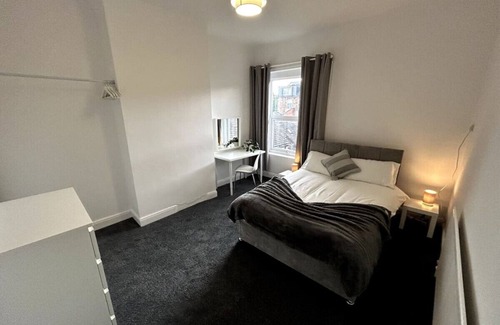 Stoke-on-Trent House | Bright Home From Home