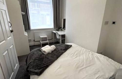Stoke-on-Trent House | Bright Home From Home