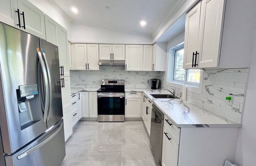 Preville House | Bright house 15mins to DT Montreal, with free parking