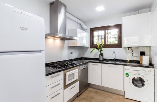 Chite Villa | Bright house with terrace and orange garden