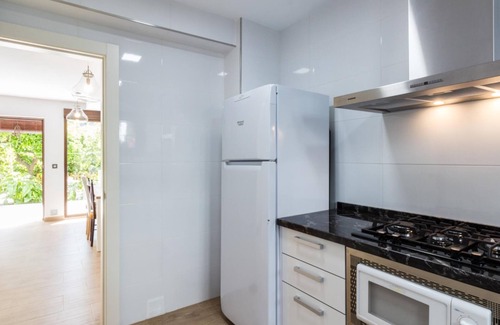 Chite Villa | Bright house with terrace and orange garden